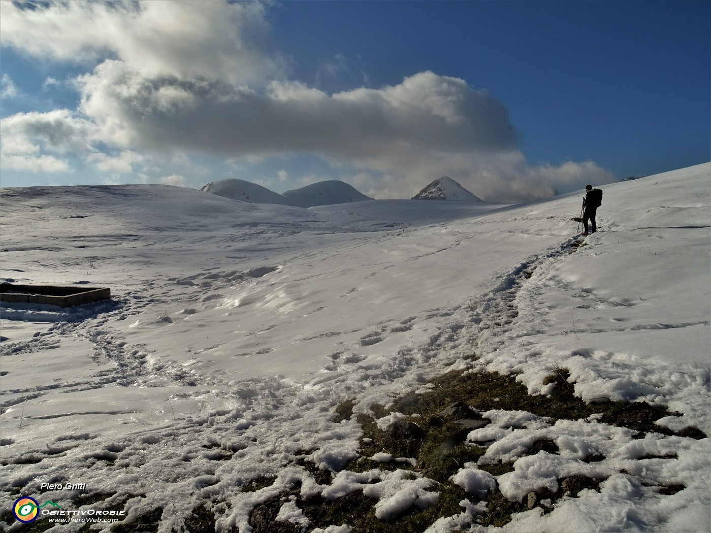 63 Sul pianoro innevato della Baita Cabretondo (1869 m).JPG